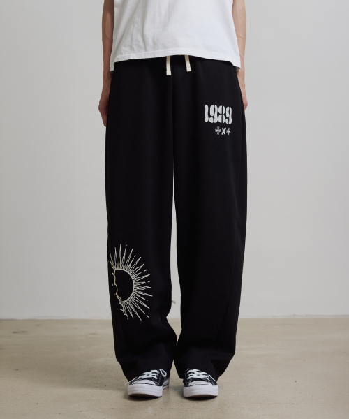 KNITTED(ニッティド)の「カーブライン トレーニングパンツ ブラック(スウェットパンツ・レディース・その他・MEDIUM/LARGE/X-LARGE)」の1枚目の写真
