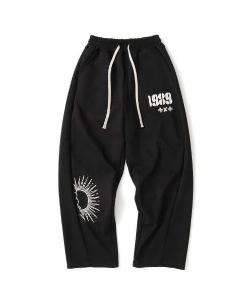 KNITTED(ニッティド)の「カーブライン トレーニングパンツ ブラック(スウェットパンツ・レディース・その他・MEDIUM/LARGE/X-LARGE)」の3枚目の写真