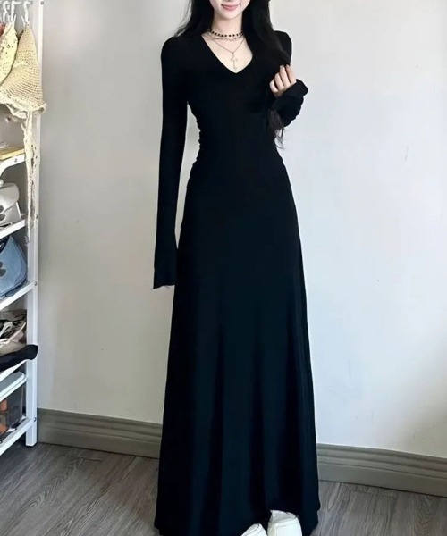 Flugge(フラッジー)の「スリムフィットVネックロングニットワンピース(ワンピース・レディース・ブラック・MEDIUM)」の1枚目の写真
