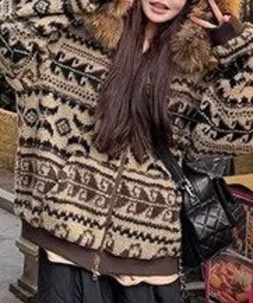 AMAJI（アマジ）の「フェアアイル柄 ファーカラー フード付き ショート丈 中綿ジャケット（その他アウター・レディース・ホワイト/ブラウン・LARGE/MEDIUM/SMALL/X-LARGE）」の2枚目の写真