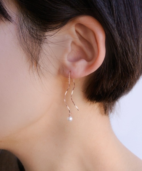 va vendome aoyama(ヴイエーヴァンドームアオヤマ)の「K10 淡水パールウェーブピアス(ピアス(両耳用)・レディース・イエローゴールド/ピンクゴールド・ONE SIZE)」の6枚目の写真