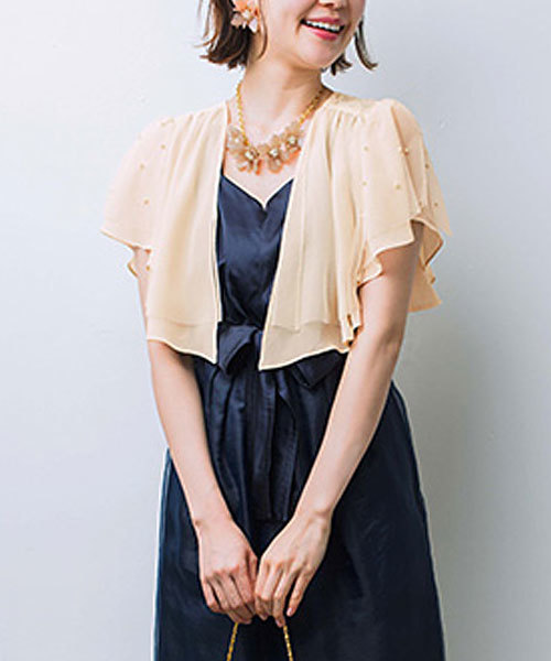 GeeRA(ジーラ)の「【セレモニー・パーティー・結婚式・二次会・謝恩会など】二の腕が隠れるドレープパーティーボレロ(その他アウター・レディース・アイボリー/ブラック・FREE)」の2枚目の写真