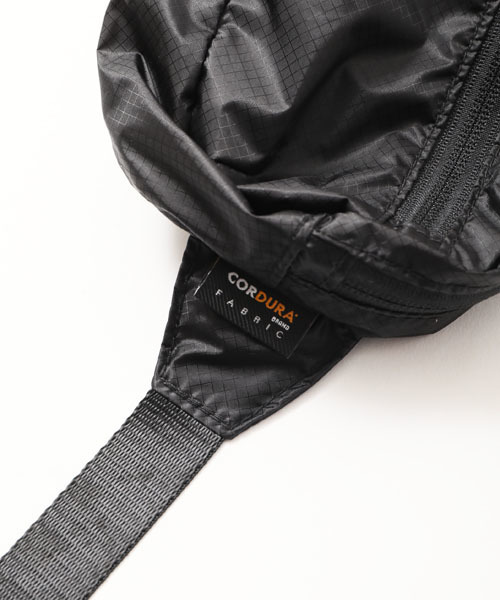 HOLIDAY（ホリデイ）の「HOLIDAY PACKABLE MINI WAIST BAG パッカブルホリデイミニウエストバッグ（ボディバッグ/ウエストポーチ・レディース・ブラック/レッド・ONE SIZE）」の4枚目の写真