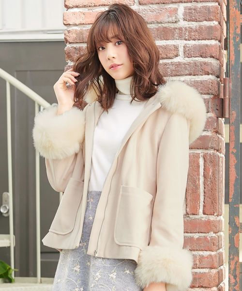 KOBE LETTUCE（コウベレタス）の「フード付きフェイクウールヘムエコファーショートコート/レディース/アウター[K725]神戸レタス（ダウンジャケット/コート・レディース・ライトベージュ/ピンク/ライトグレー/ブラック・FREE）」の4枚目の写真