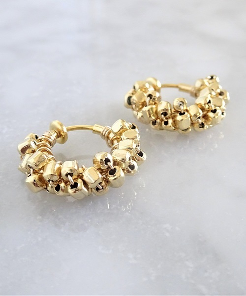 TONE SELECT GOODS(トーンセレクトグッズ)の「【marinaJEWELRY】14kgf/pti GOLD square metal*wrapped hoop earring(イヤリング・レディース・ゴールド・S)」の4枚目の写真