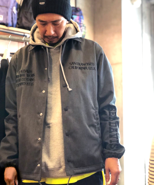 BEN DAVIS/PROJECT LINE（ベンデイビスプロジェクトライン）の「BEN DAVIS PROJECTLINE COACH EMBRO JACKET 刺繍コーチジャケット】（その他アウター・メンズ・ブラック/グレー/ネイビー・X-LARGE/LARGE/MEDIUM）」の2枚目の写真