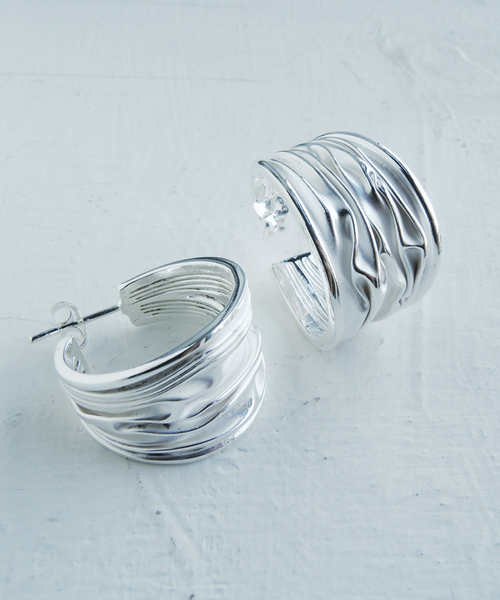 TONE SELECT GOODS(トーンセレクトグッズ)の「【925 SILVER ACC】ギャザードピアスSV925(OG)(ピアス(両耳用)・レディース・シルバー/ゴールド・FREE)」の2枚目の写真
