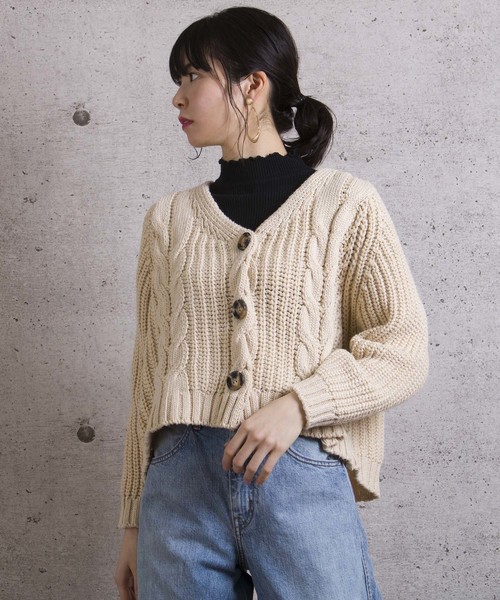 LUGG NAGG（ラグナグ）の「【Jewelobe/ ジュエローブ】 ケーブル編みショートカーデ（カーディガン/ボレロ・レディース・ベージュ/イエロー/グリーン/ボルドー・FREE）」の2枚目の写真
