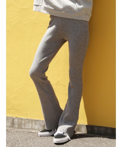 jouetie（ジュエティ）の「ニットリブフィットフレアパンツ（その他パンツ・レディース・ブラック/ベージュ/パープル/グレー/ピンク・MEDIUM）」の3枚目の写真