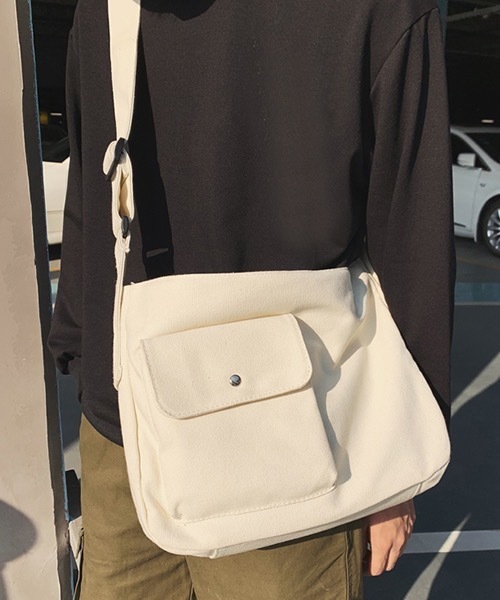 Fun & Daily（ファンアンドデイリー）の「F&D : Flap Pocket Shoulder Bag（ショルダーバッグ・メンズ・ホワイト/ブラック/カーキ/ベージュ・FREE）」の2枚目の写真