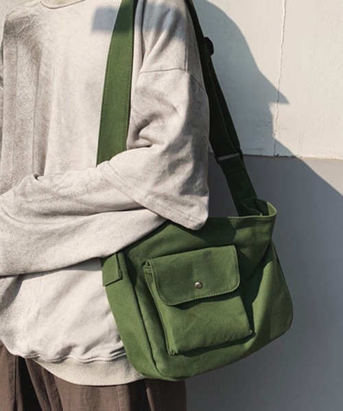 Fun & Daily（ファンアンドデイリー）の「F&D : Flap Pocket Shoulder Bag（ショルダーバッグ・メンズ・ホワイト/ブラック/カーキ/ベージュ・FREE）」の4枚目の写真