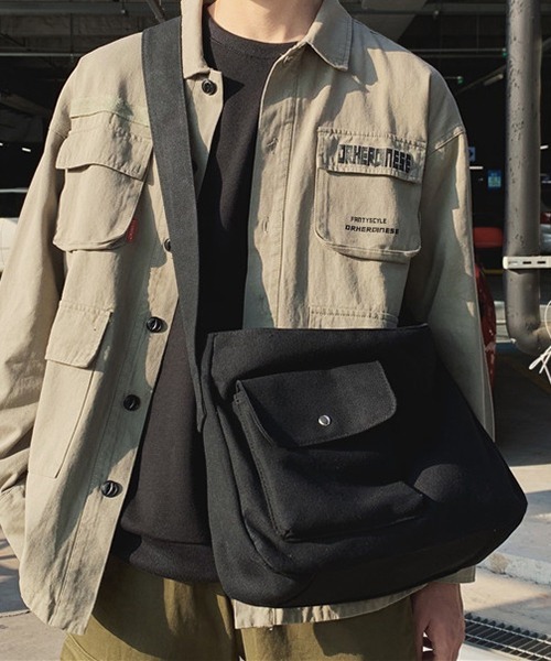 Fun & Daily（ファンアンドデイリー）の「F&D : Flap Pocket Shoulder Bag（ショルダーバッグ・メンズ・ホワイト/ブラック/カーキ/ベージュ・FREE）」の3枚目の写真