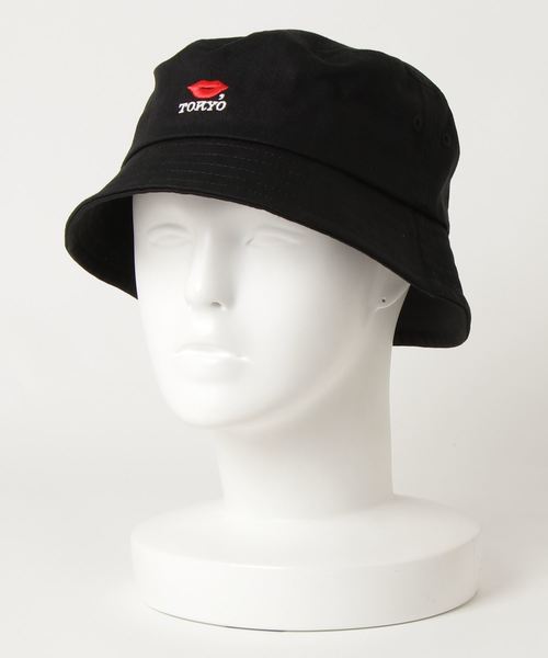 MAISON mou(メゾンムー)の「【KISS TOKYO/キストーキョー】LIP LOGO BUCKET HAT/ハット(ハット・レディース・ブラック/ホワイト・FREE)」の2枚目の写真