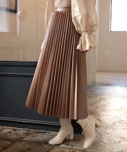one after another NICE CLAUP（ワンアフターアナザーナイスクラップ）の「フェイクレザープリーツスカート（スカート・レディース・アイボリー/ブラウン/モカ・FREE）」の3枚目の写真