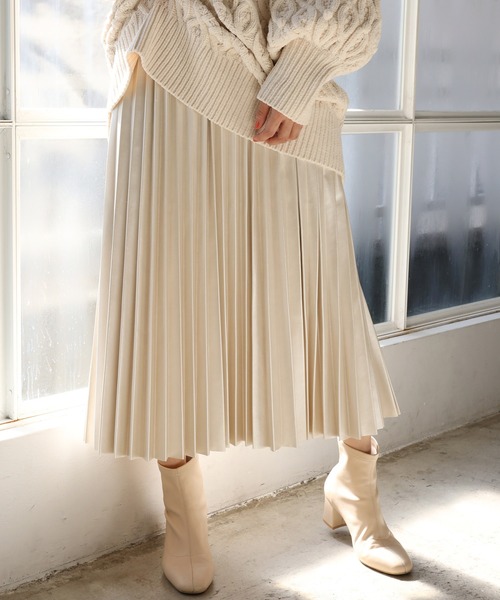 one after another NICE CLAUP（ワンアフターアナザーナイスクラップ）の「フェイクレザープリーツスカート（スカート・レディース・アイボリー/ブラウン/モカ・FREE）」の2枚目の写真