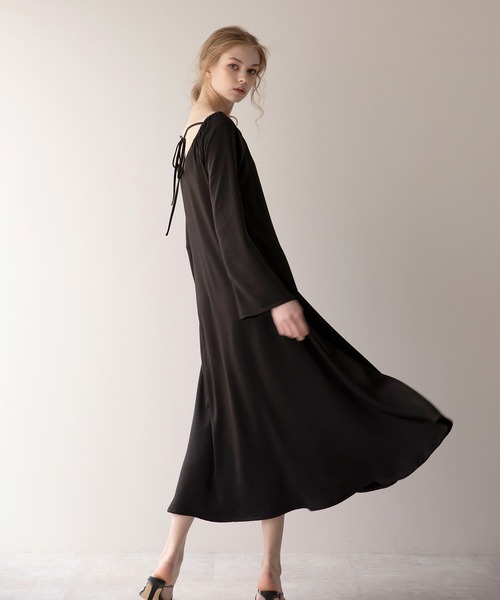 MIELI INVARIANT（ミエリインヴァリアント）の「Back Ribbon Satin Dress（ワンピース・レディース・ホワイト系その他/ブラック/ブラウン・FREE）」の2枚目の写真