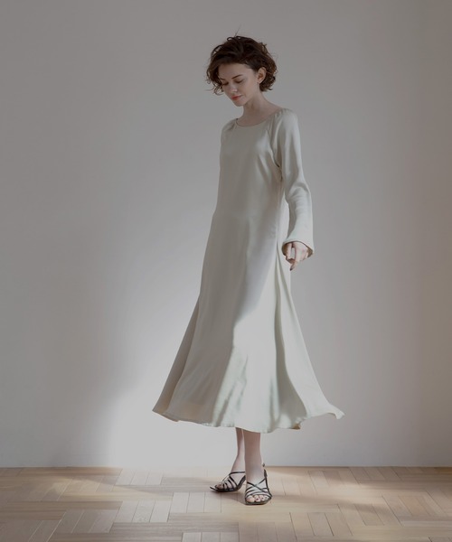 MIELI INVARIANT（ミエリインヴァリアント）の「Back Ribbon Satin Dress（ワンピース・レディース・ホワイト系その他/ブラック/ブラウン・FREE）」の22枚目の写真