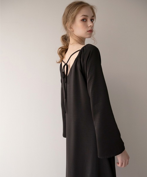 MIELI INVARIANT（ミエリインヴァリアント）の「Back Ribbon Satin Dress（ワンピース・レディース・ホワイト系その他/ブラック/ブラウン・FREE）」の4枚目の写真