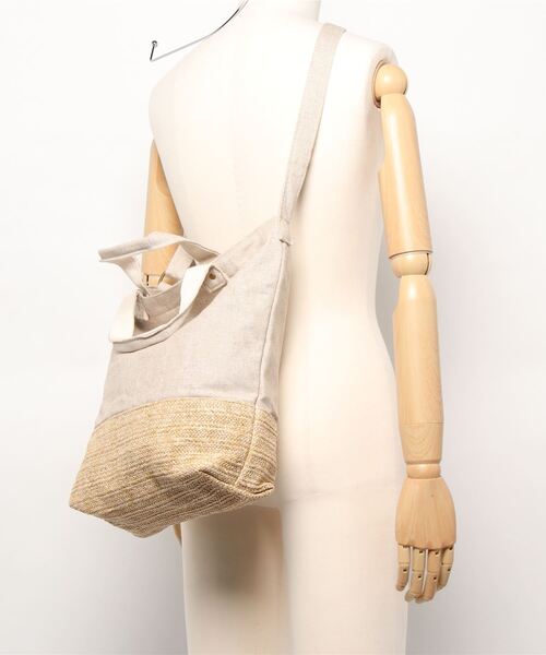 Samansa Mos2 blue（サマンサモスモスブルー）の「キャンバス×雑材シート2WAYショルダー（ショルダーバッグ・レディース・ベージュ/モカ/ホワイト・ﾌﾘ-）」の4枚目の写真