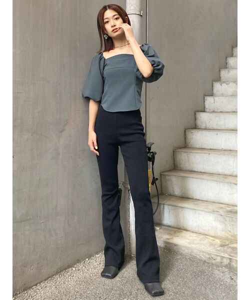 EMODA(エモダ)の「ボリュームスリーブコンパクトトップ(Tシャツ/カットソー・レディース・アイボリー/ブルー/ブラウン/ブラック・FREE)」の6枚目の写真