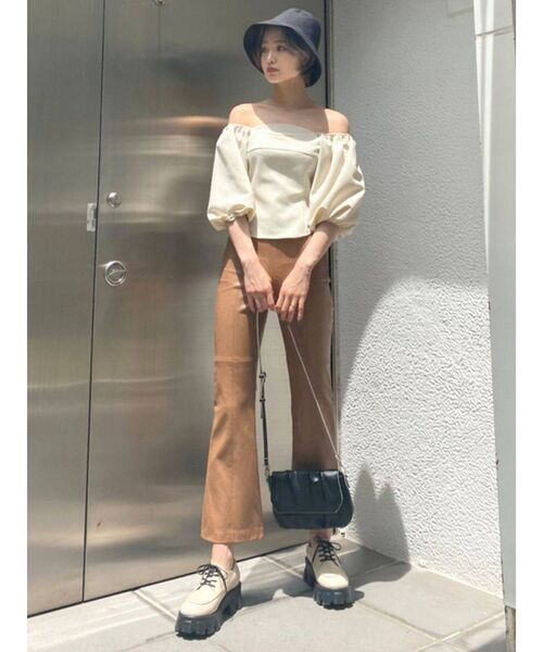 EMODA(エモダ)の「ボリュームスリーブコンパクトトップ(Tシャツ/カットソー・レディース・アイボリー/ブルー/ブラウン/ブラック・FREE)」の10枚目の写真
