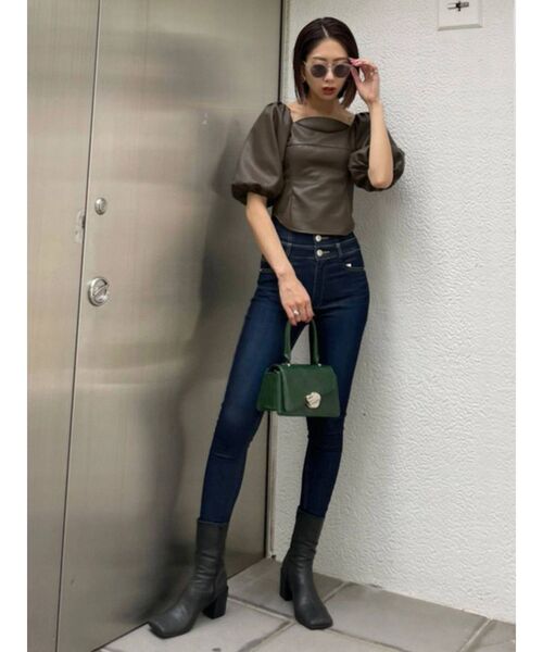 EMODA(エモダ)の「ボリュームスリーブコンパクトトップ(Tシャツ/カットソー・レディース・アイボリー/ブルー/ブラウン/ブラック・FREE)」の14枚目の写真