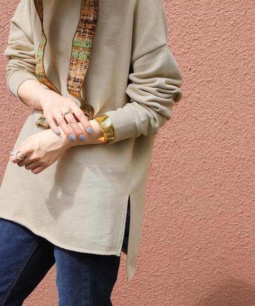 URBAN RESEARCH（アーバンリサーチ）の「製品染めボートネックプルオーバー（Tシャツ/カットソー・レディース・ブラウン/グリーン/モカ/パープル/オフホワイト・FREE）」の13枚目の写真