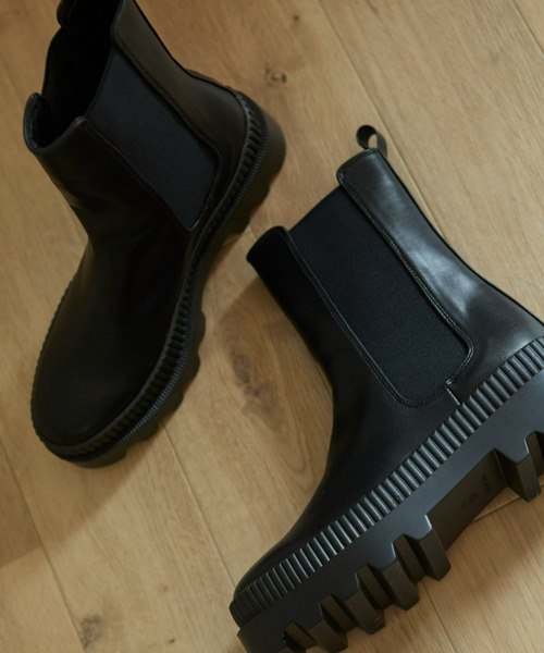 Fabby fabby（ファビィーファビィー）の「シンプルサイドゴアタンクソールコンバットショートブーツ（ブーツ・レディース・オフホワイト/ブラック・MEDIUM/LARGE/SMALL）」の2枚目の写真