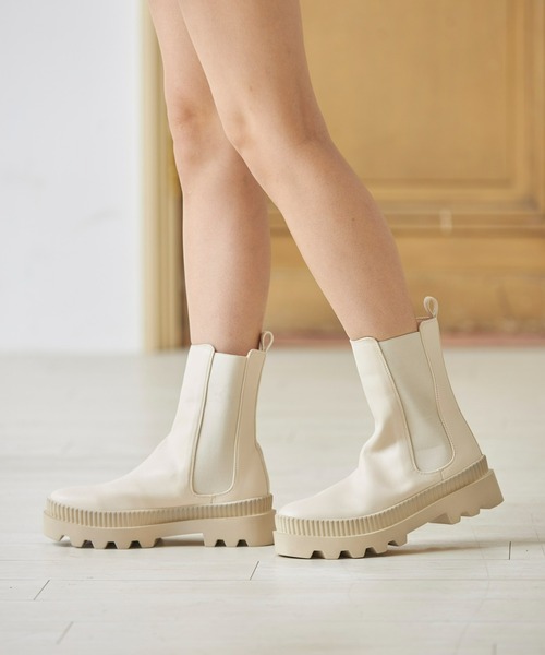 Fabby fabby（ファビィーファビィー）の「シンプルサイドゴアタンクソールコンバットショートブーツ（ブーツ・レディース・オフホワイト/ブラック・MEDIUM/LARGE/SMALL）」の12枚目の写真