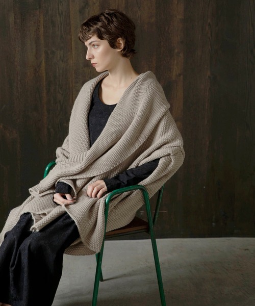MIELI INVARIANT（ミエリインヴァリアント）の「Knit Poncho Gown（カーディガン/ボレロ・レディース・ブラック/ベージュ・FREE）」の2枚目の写真