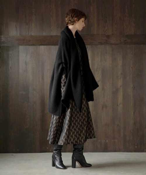 MIELI INVARIANT（ミエリインヴァリアント）の「Knit Poncho Gown（カーディガン/ボレロ・レディース・ブラック/ベージュ・FREE）」の4枚目の写真