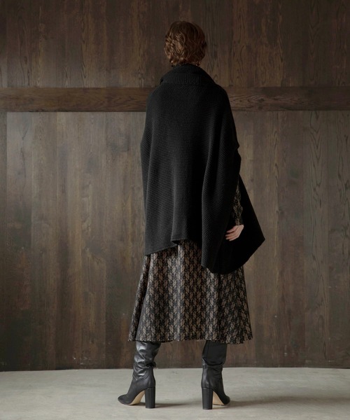 MIELI INVARIANT（ミエリインヴァリアント）の「Knit Poncho Gown（カーディガン/ボレロ・レディース・ブラック/ベージュ・FREE）」の3枚目の写真