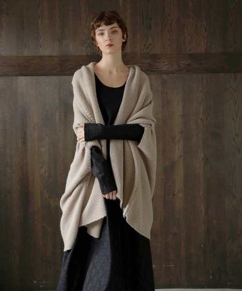MIELI INVARIANT（ミエリインヴァリアント）の「Knit Poncho Gown（カーディガン/ボレロ・レディース・ブラック/ベージュ・FREE）」の17枚目の写真