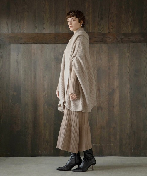 MIELI INVARIANT（ミエリインヴァリアント）の「Knit Poncho Gown（カーディガン/ボレロ・レディース・ブラック/ベージュ・FREE）」の14枚目の写真