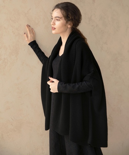 MIELI INVARIANT（ミエリインヴァリアント）の「Knit Poncho Gown（カーディガン/ボレロ・レディース・ブラック/ベージュ・FREE）」の11枚目の写真