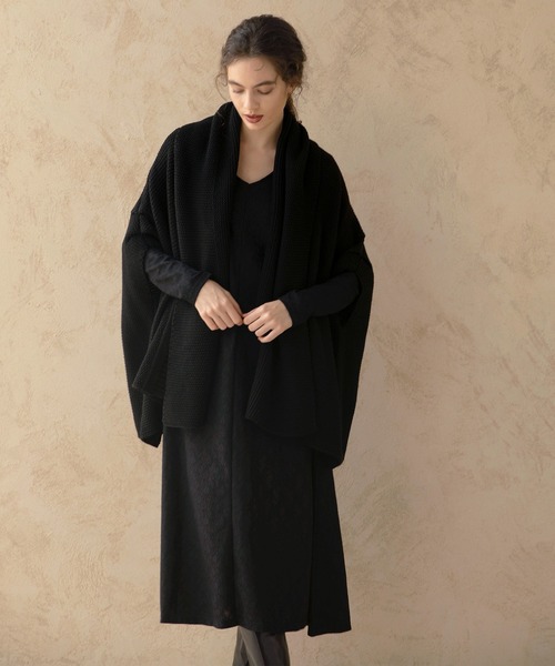 MIELI INVARIANT（ミエリインヴァリアント）の「Knit Poncho Gown（カーディガン/ボレロ・レディース・ブラック/ベージュ・FREE）」の10枚目の写真