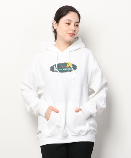 MANASTASH(マナスタッシュ)の「MANASTASH/マナスタッシュ W's SMILE EMB HOODIE ウィメンズスマイルエンブレムフーディー パーカー(パーカー・レディース・ホワイト/ブラック/ダークグリーン・MEDIUM)」の1枚目の写真