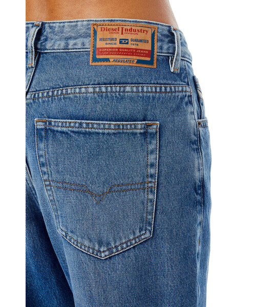 DIESEL（ディーゼル）の「FW22 レディース デニム  ルーズフィット 美シルエット（デニムパンツ・レディース・インディゴブルー・28inch/29inch/24inch/25inch/26inch/27inch/23inch）」の2枚目の写真