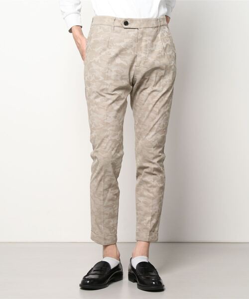 1 piu 1 uguale 3（ウノピゥウノウグァーレトレ）の「COMFY PANTS CAMO JAQUARD（スラックス・メンズ・ベージュ・Ⅲ/Ⅳ/Ⅵ/Ⅴ）」の2枚目の写真
