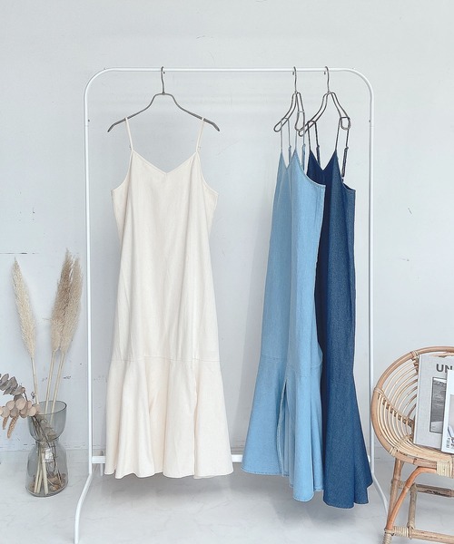 AS KNOW AS plus(アズノゥアズプラス)の「●裾切替スリットキャミワンピース(ワンピース・レディース・サックスブルー/ブルー/オフホワイト・FREE)」の1枚目の写真