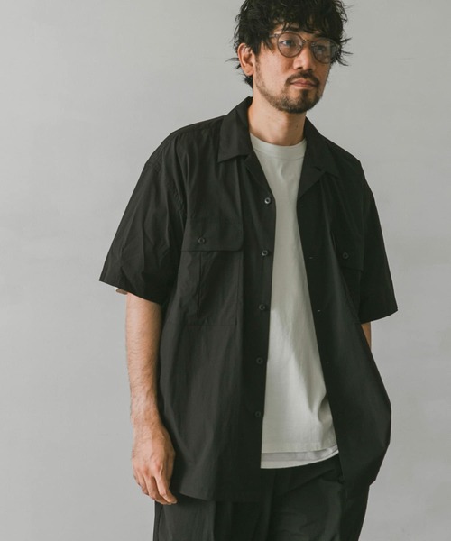URBAN RESEARCH DOORS（アーバンリサーチドアーズ）の「ナイロンストレッチショートスリーブシャツ（シャツ/ブラウス・メンズ・オリーブ/ネイビー/ブラック・LARGE/MEDIUM）」の2枚目の写真