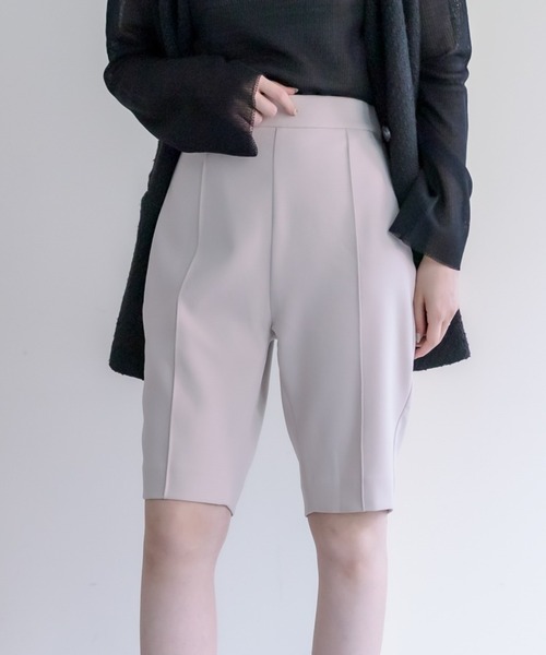 mystic(ミスティック)の「【サイズ展開あり】スリムハーフパンツ(その他パンツ・レディース・アイボリー/ブラック・1/2)」の2枚目の写真