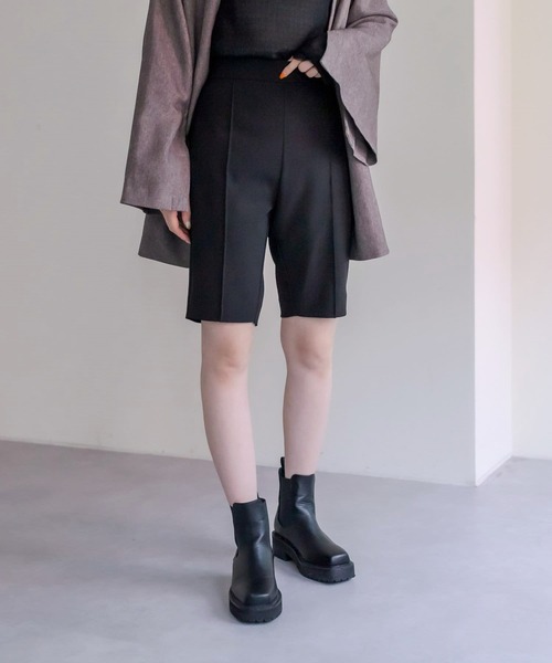 mystic(ミスティック)の「【サイズ展開あり】スリムハーフパンツ(その他パンツ・レディース・アイボリー/ブラック・1/2)」の1枚目の写真