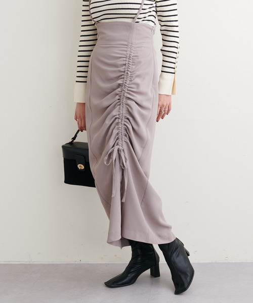 natural couture（ナチュラルクチュール）の「2022AWアイテム/トレンドライクなシルエット ドロストデザイン肩ヒモ付きスカート（スカート・レディース・ブラック/グレイッシュベージュ・SMALL/MEDIUM）」の2枚目の写真