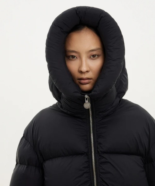 IENKI IENKI（イエンキイエンキ）の「Cropped Puffer Jacket（ダウンジャケット/コート・レディース・ピンク系その他/ブラック系その他・XS）」の7枚目の写真