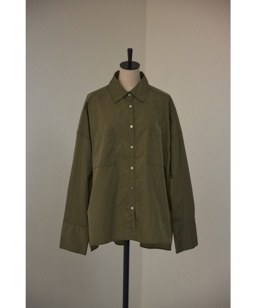 BLACK BY MOUSSY（ブラックバイマウジー）の「nylon taffeta big shirt（ナイロンタフタビックシャツ）（シャツ/ブラウス・レディース・ホワイト/ブラック/カーキ・FREE）」の3枚目の写真