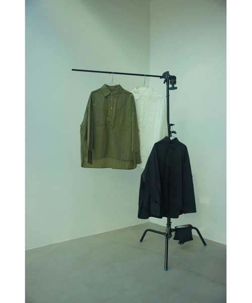 BLACK BY MOUSSY（ブラックバイマウジー）の「nylon taffeta big shirt（ナイロンタフタビックシャツ）（シャツ/ブラウス・レディース・ホワイト/ブラック/カーキ・FREE）」の6枚目の写真