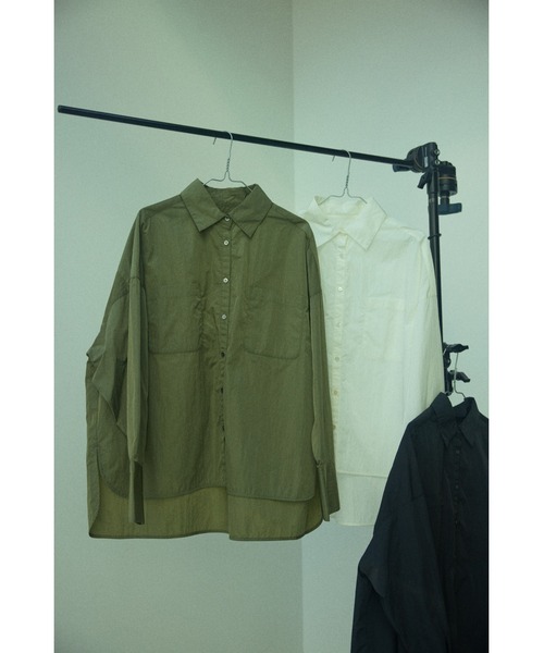 BLACK BY MOUSSY（ブラックバイマウジー）の「nylon taffeta big shirt（ナイロンタフタビックシャツ）（シャツ/ブラウス・レディース・ホワイト/ブラック/カーキ・FREE）」の7枚目の写真