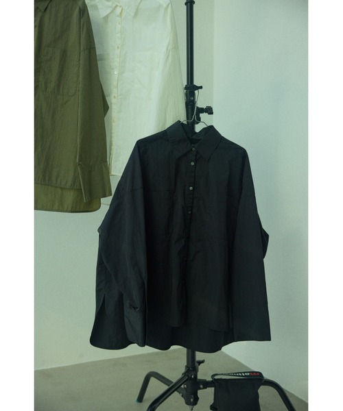 BLACK BY MOUSSY（ブラックバイマウジー）の「nylon taffeta big shirt（ナイロンタフタビックシャツ）（シャツ/ブラウス・レディース・ホワイト/ブラック/カーキ・FREE）」の8枚目の写真