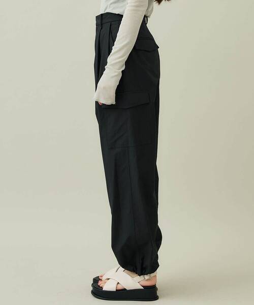 STUDIOUS（ステュディオス）の「【STUDIOUS/ステュディオス】コットンタイプライターカーゴパンツ〈洗える〉（カーゴパンツ・レディース・ホワイト/ブラック・1/2）」の17枚目の写真